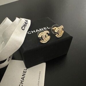 Chanel authentic Earrings gold tone